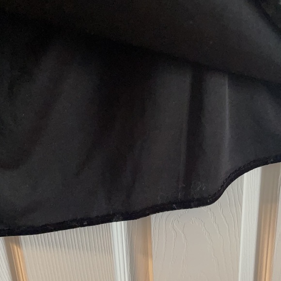 Peekaboo shoulder ruffle top - Picture 5 of 7